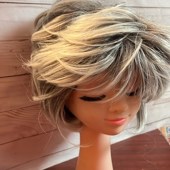 Women Synthetic Hair Short Layered Curly with Bangs Silver Grey Wig None Lace - Picture 5 of 11